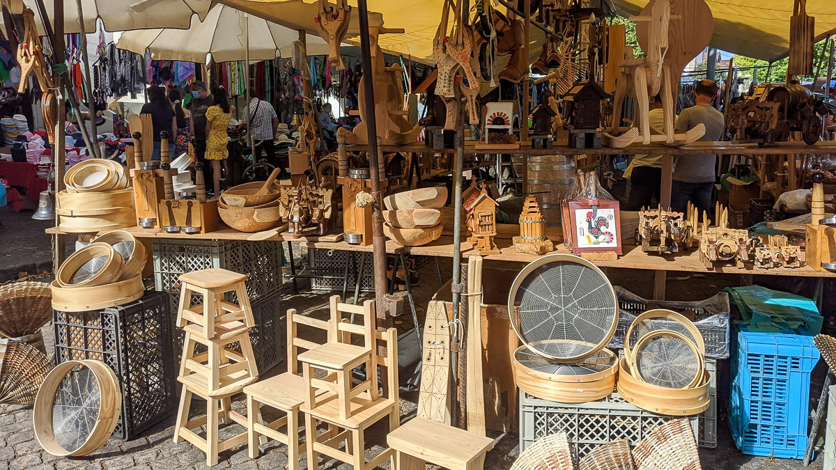 Holzschnitzerei und Handwerkskunst auf dem Markt von Barcelos