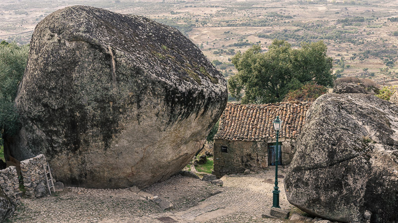 Häuser unter Felsen -Portugal Monsanto