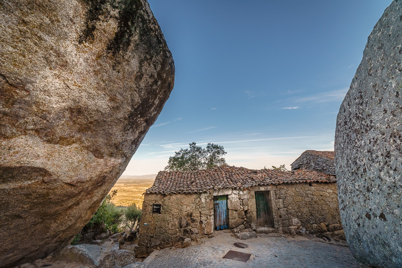 Häuser unter Felsen -Portugal Monsanto