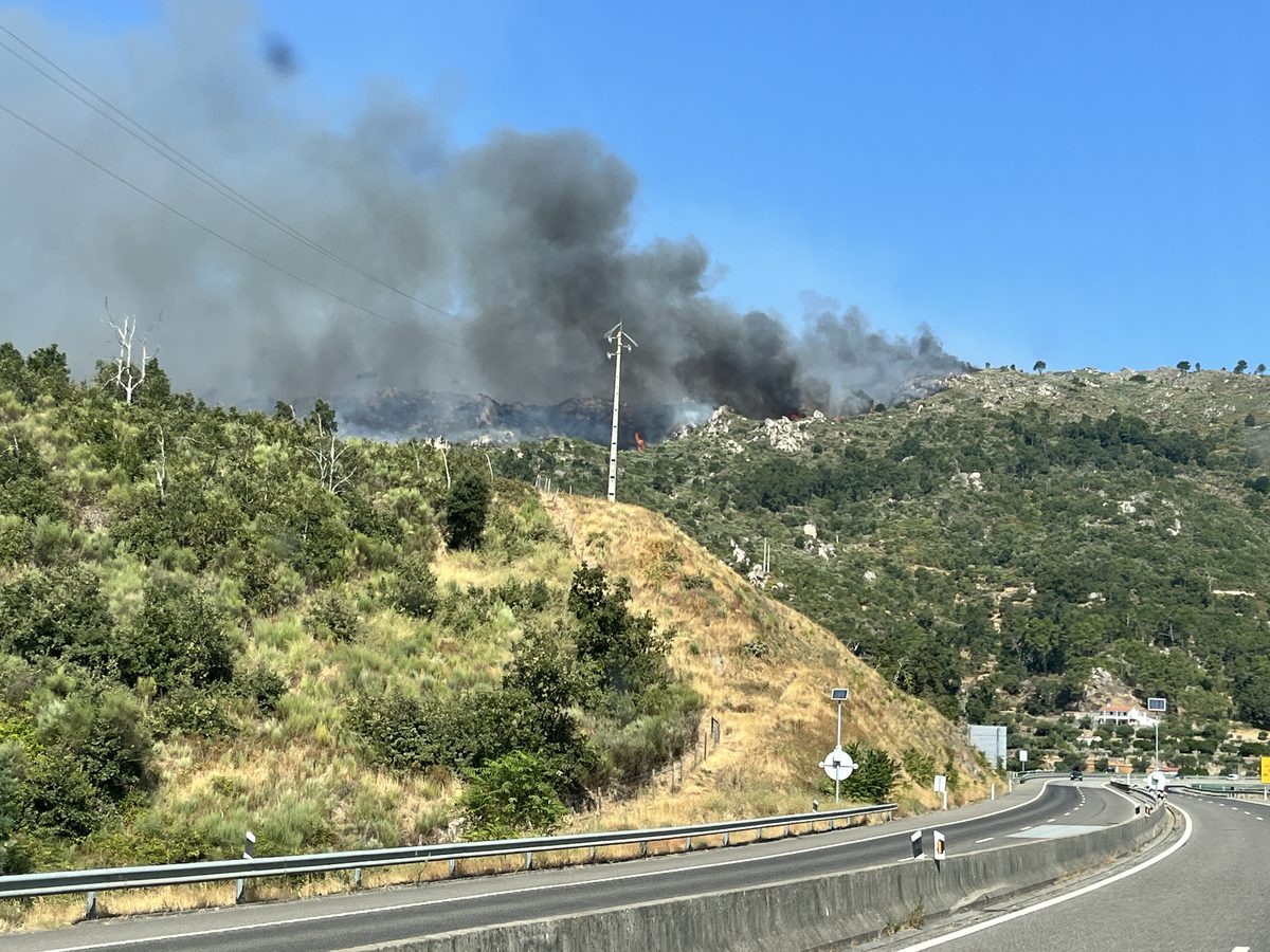 Rauch des Waldbrands von Arganil über den Hügeln bei Alpedrinha an der Autobahn A23