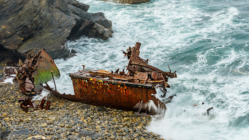 Wrack an der Küste von Portugal